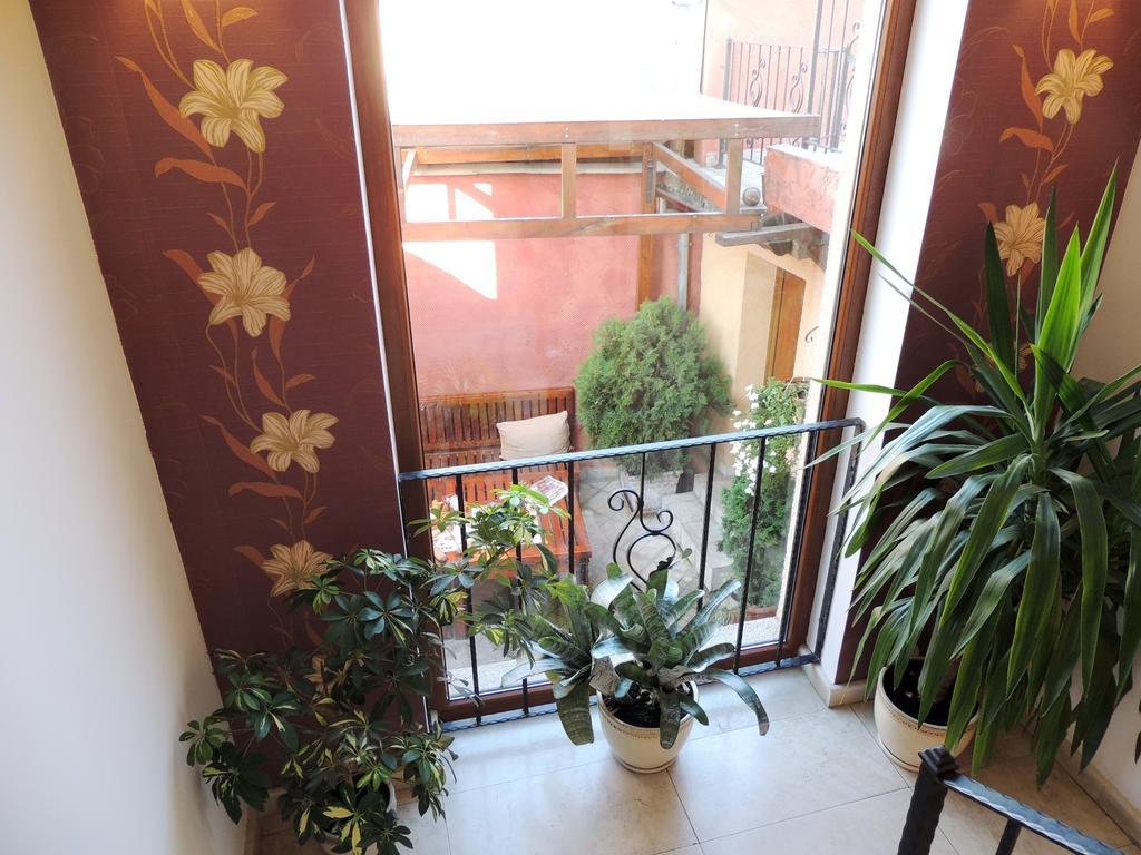 Guest House Solo Sumen Kültér fotó