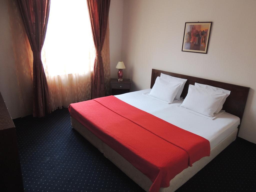 Guest House Solo Sumen Szoba fotó